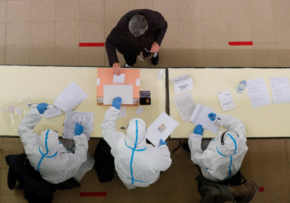 Le gouvernement defend le vote electronique par anticipation, l'opposition vent debout