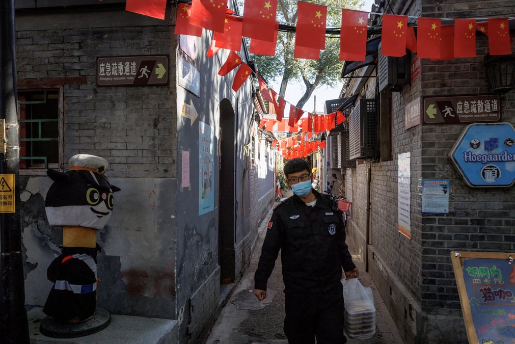 Des drapeaux chinois dans une allee d'un vieux quartier alors que la ville se prepare pour le 20e congres national du parti communiste