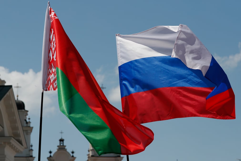 Drapeaux nationaux bielorusse et russe lors de l'evenement "journee de la russie multinationale" dans le centre de minsk