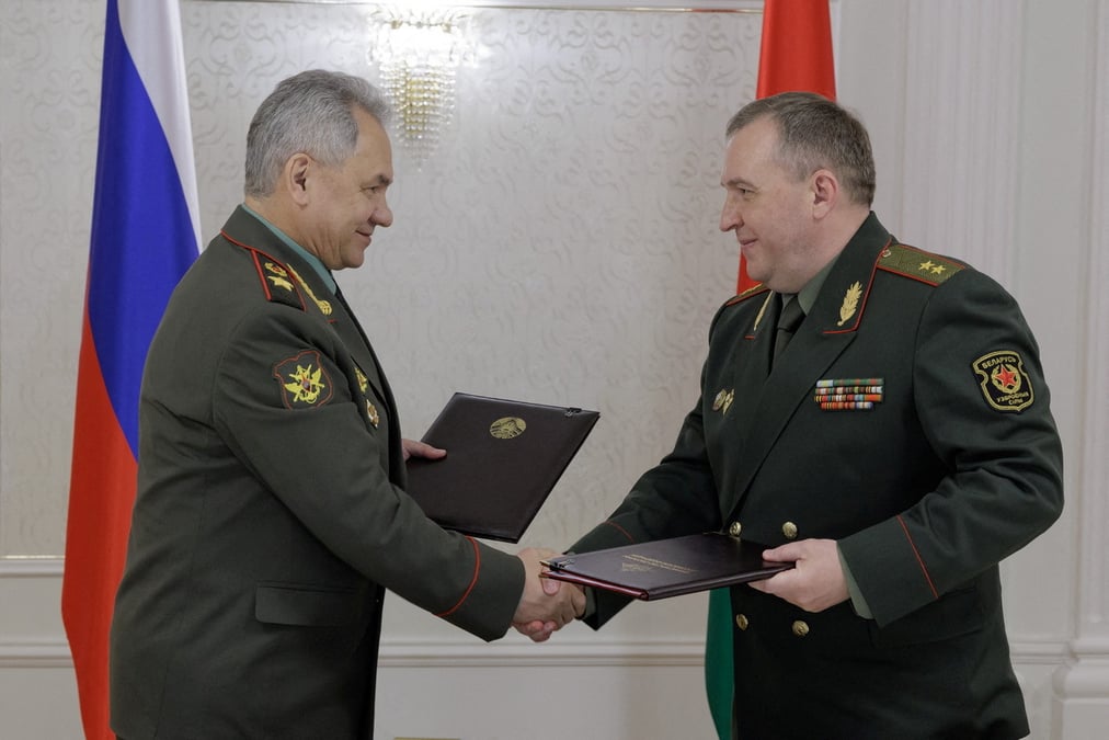 Le ministre russe de la defense, serguei choigou, serre la main de son homologue bielorusse, victor khrenin, lors d'une reunion a minsk
