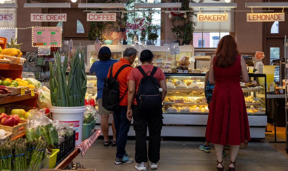 Des gens font leurs courses au eastern market a washington d.c