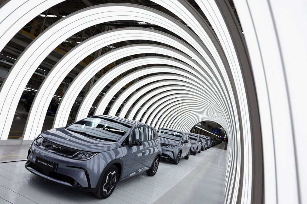 Des voitures electriques du chinois byd a l'interieur d'une usine en thailande