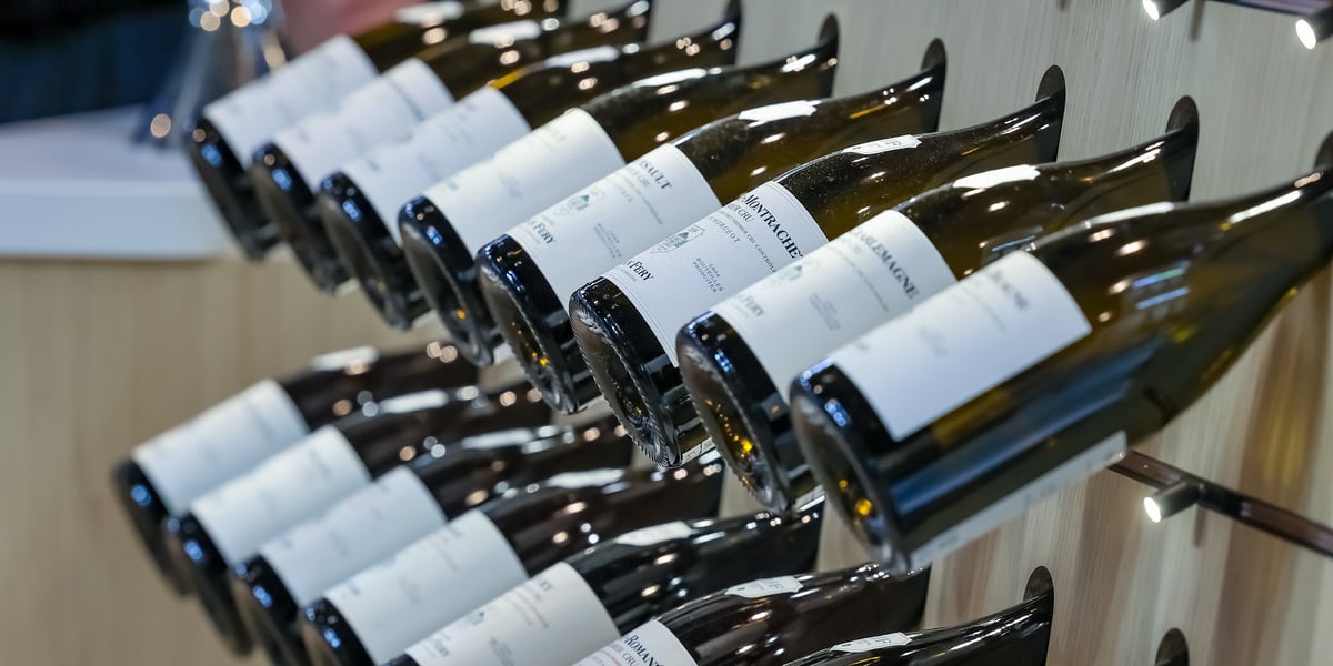 Deux députés formulent quinze propositions pour soutenir la filière viti-vinicole.