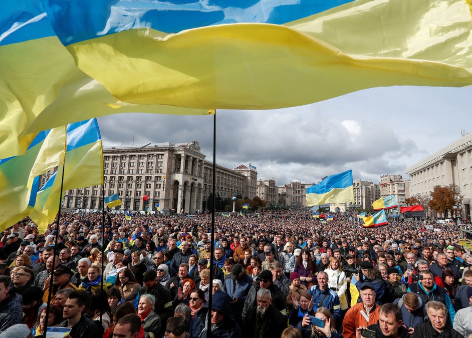 Manifestation a kiev contre un projet visant a rendre le donbass autonome