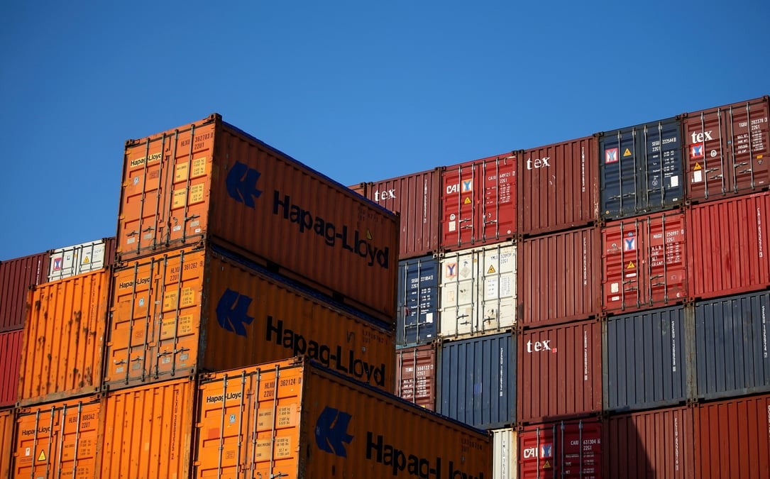 Conteneurs empiles dans le port de hambourg