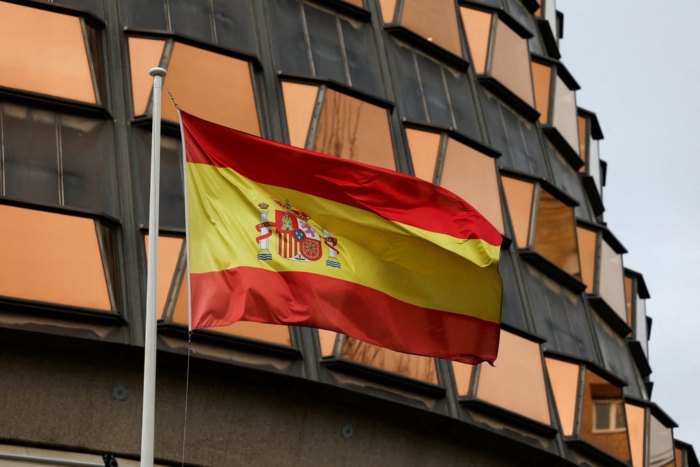 Le drapeau espagnol est vu a l'exterieur du batiment de la cour constitutionnelle a madrid