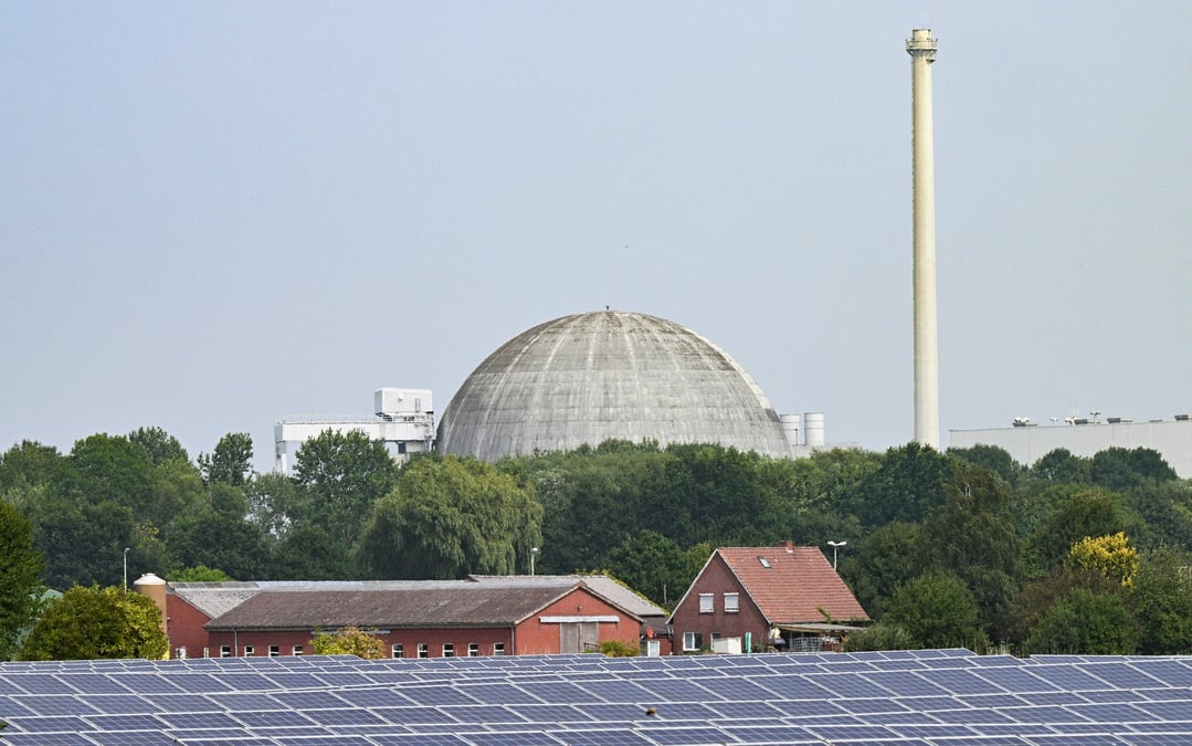 Vue generale d'un parc solaire en face de la centrale nucleaire d'unterweser
