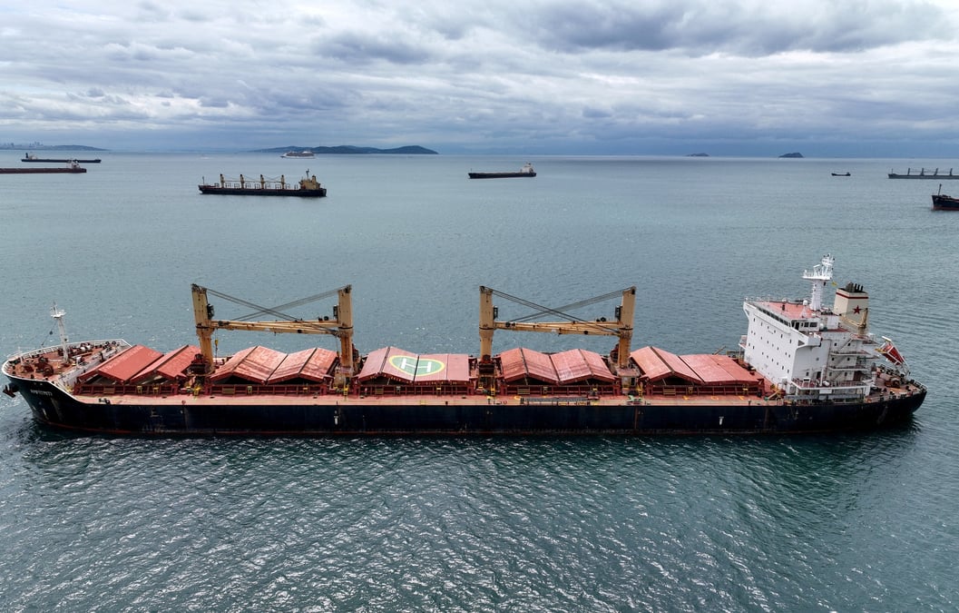 L'amfitriti et d'autres navires commerciaux attendent de passer le detroit du bosphore