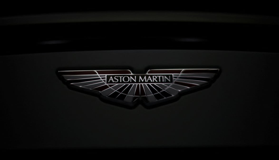 Le logo aston martin sur une voiture v12 vantage a l'usine de gaydon