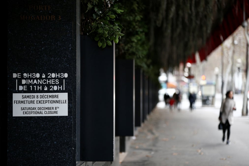 Gilets jaunes: des touristes "philosophes" dans un paris a l'arret