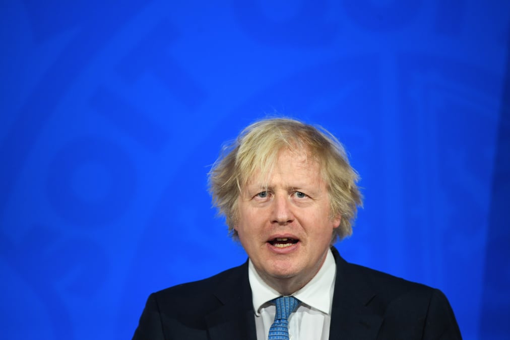 Johnson juge premature de dire si les britanniques pourront quitter le pays cet ete