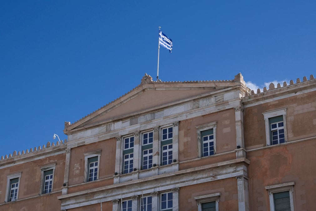 Le drapeau grec flottant sur le toit du parlement