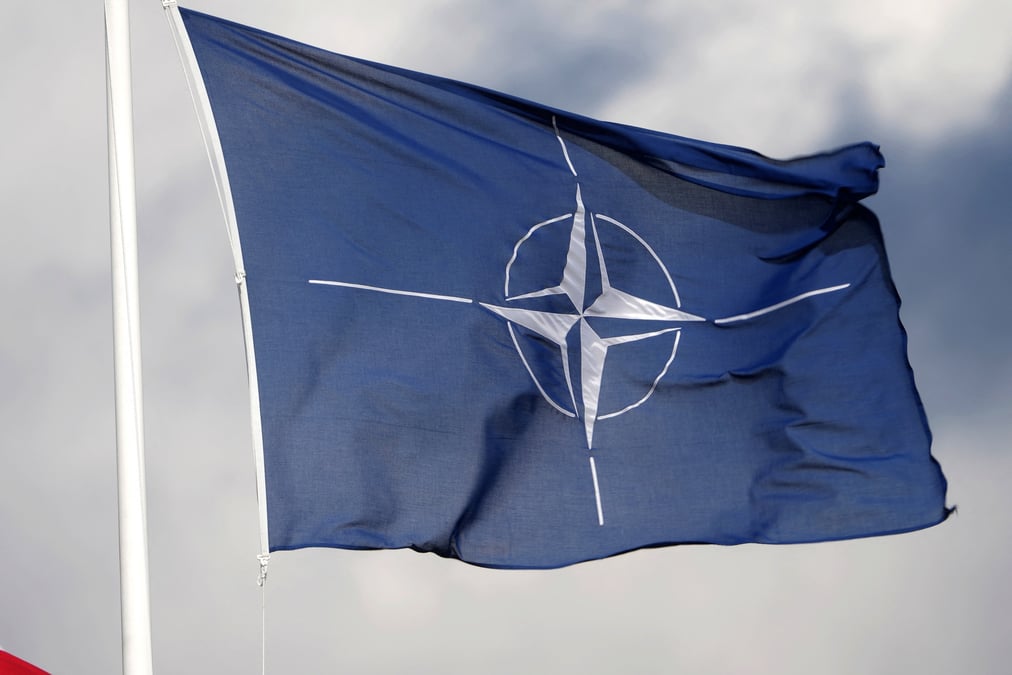 Photo d'un drapeau de l'otan sur la base militaire de tapa, en estonie