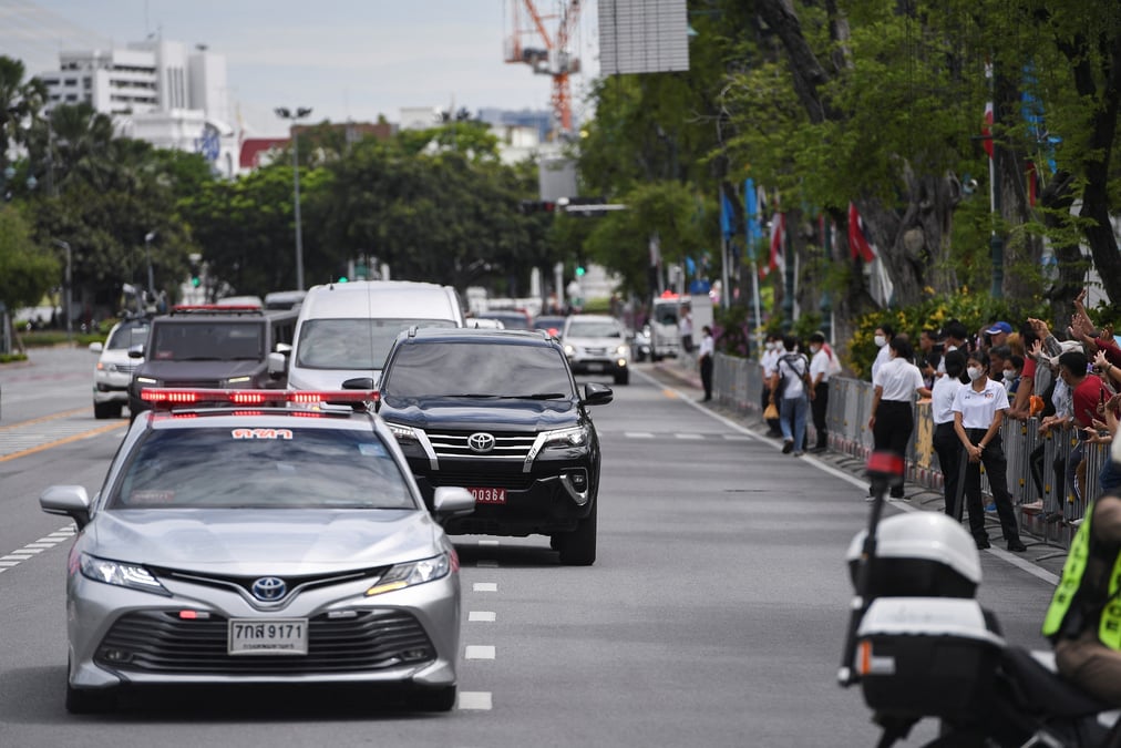 Un cortege transportant l'ancien premier ministre thailandais thaksin shinawatra rejoint la cour supreme a bangkok, en thailande