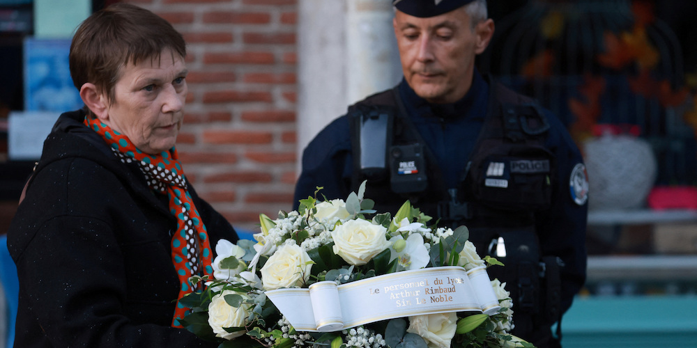Hommage rendu lors des obsèques de Dominique Bernard assassiné dans son lycée par Mohammed Mogouchkov.