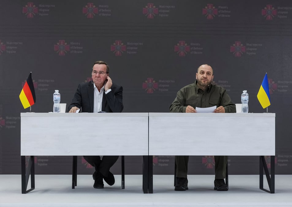 Le ministre ukrainien de la defense, roustem oumerov, et le ministre allemand de la defense, boris pistorius, lors d'une conference de presse a kyiv