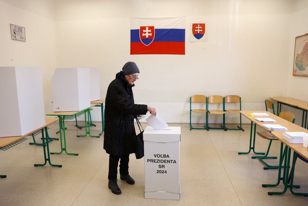 Une femme vote lors de l'election presidentielle slovaque dans un bureau de vote a bratislava