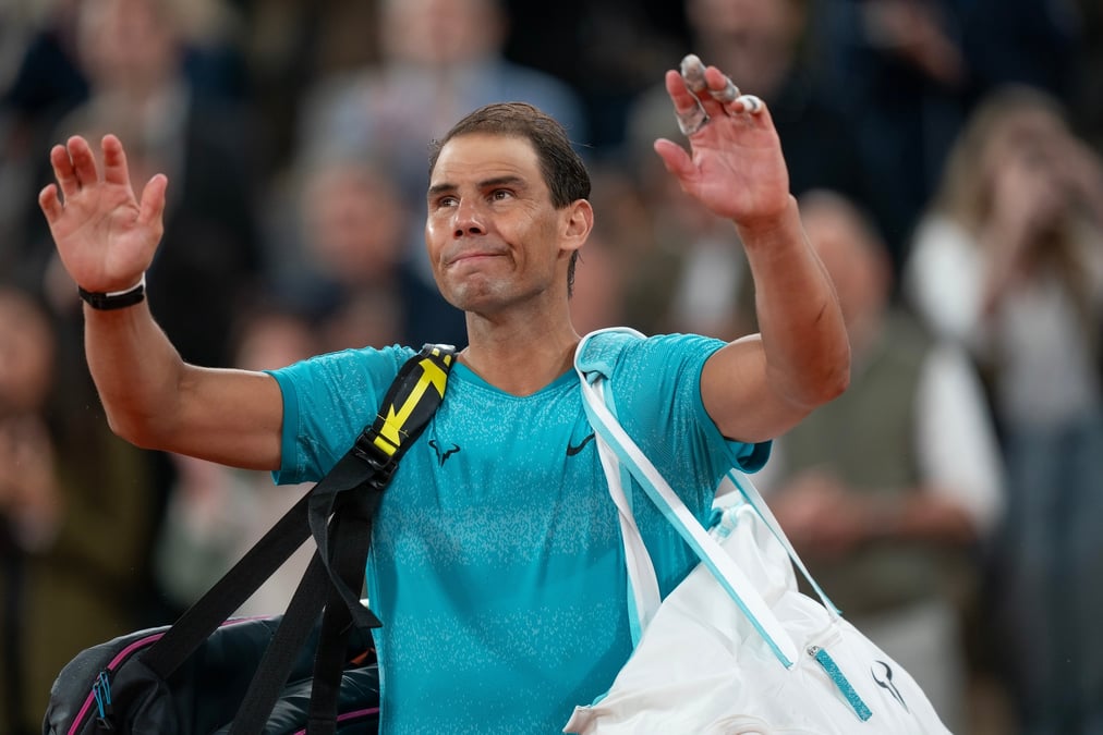 L'espagnol rafael nadal salue un stade plein apres son match contre l'allemand alexander zverev lors de la deuxieme journee de roland garros
