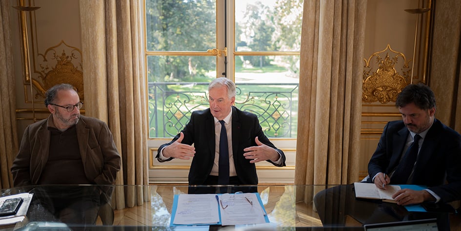 Michel Barnier lors de l’entretien, entouré de son directeur de cabinet, Jérôme
Fournel (à gauche) et de son directeur de la communication, Nicolas
Vanbremeersch