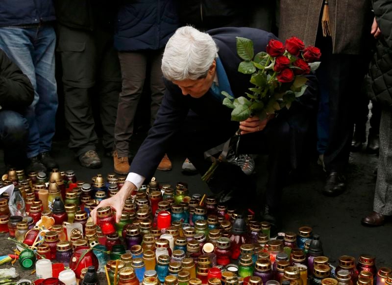 John Kerry arrive à Kiev et condamne Moscou