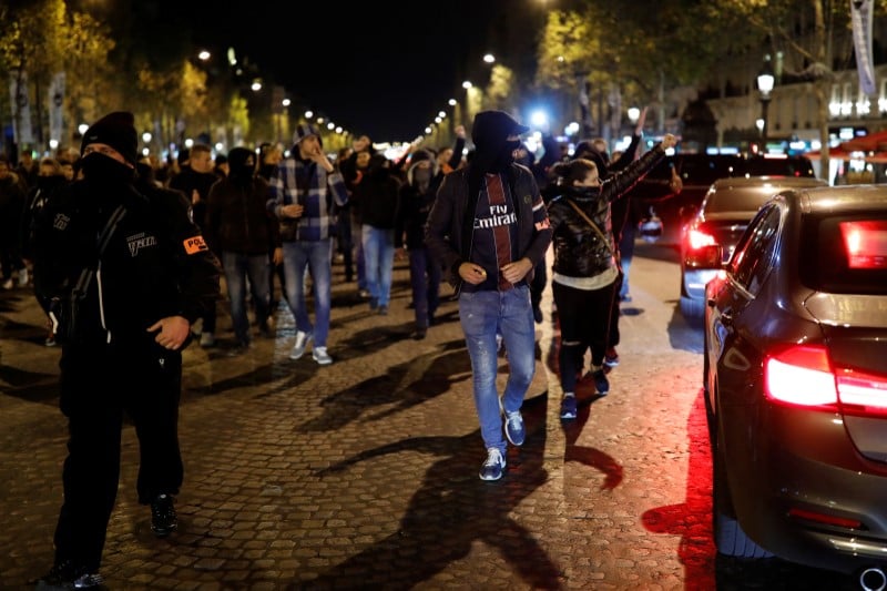 Les policiers manifestent pour la troisieme nuit consecutive