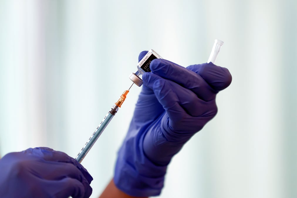 Pfizer a du retard dans ses livraisons de vaccins a l'ue, selon des sources