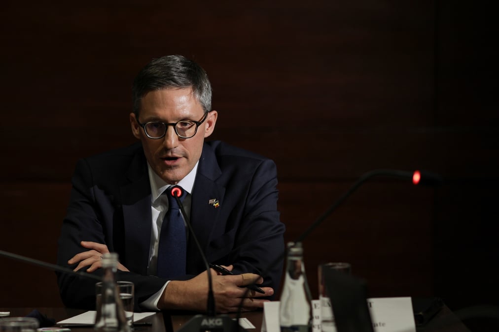 Photo du conseiller principal du departement d'etat des etats-unis, derek chollet