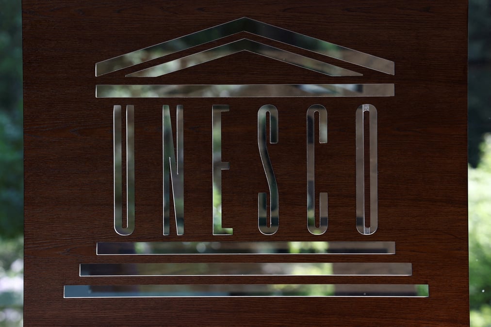 Le logo de l'unesco au siege de l'organisation a paris, en france