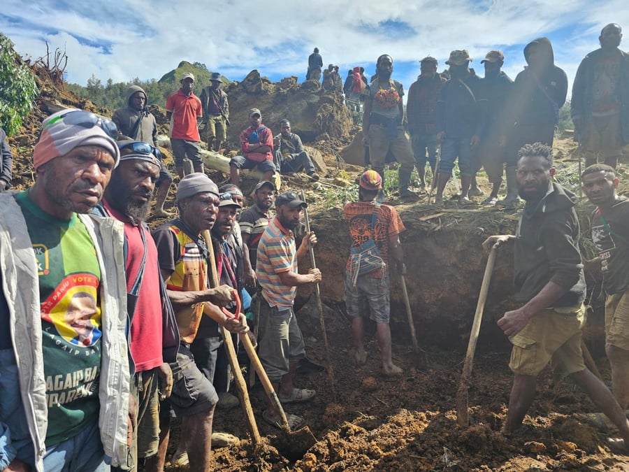 Vue des degats causes par un glissement de terrain a maip mulitaka