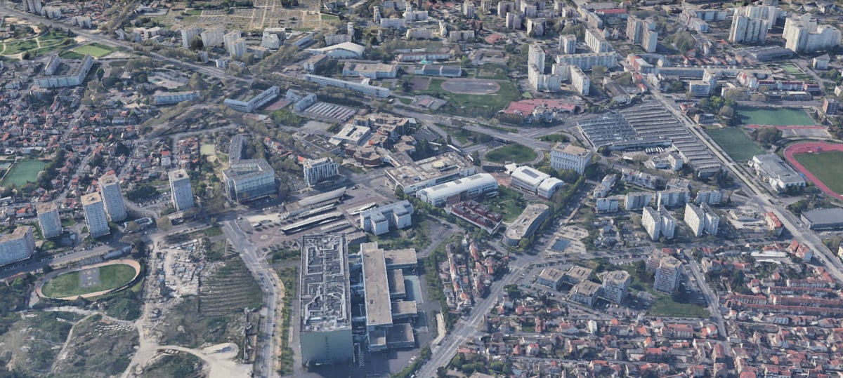 A la confluence des anciennes villes de Pierrefitte et de Saint-Denis, avec, au premier plan, les Archives nationales (ex-Pierrefitte) et à l'arrière, l'université Paris-8 (ex-Saint-Denis).