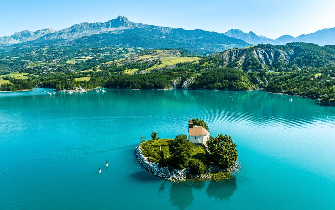 Connue pour son lac artificiel, la destination des Alpes du Sud enregistre environ 1 million de nuitées chaque année.