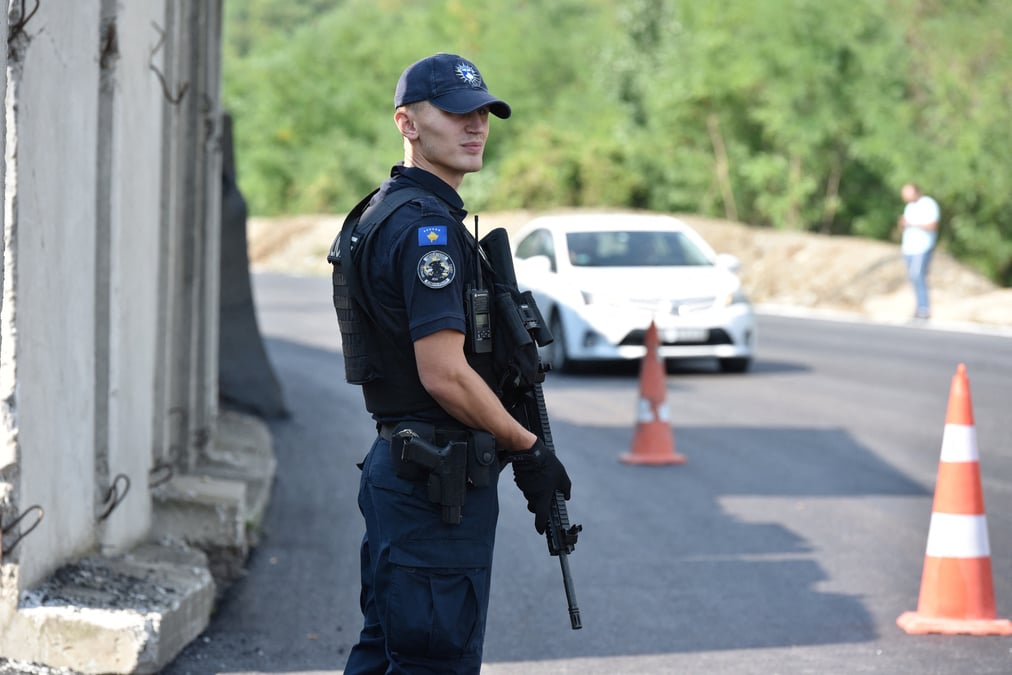La police speciale du kosovo patrouille dans la zone proche du poste frontiere entre le kosovo et la serbie a jarinje