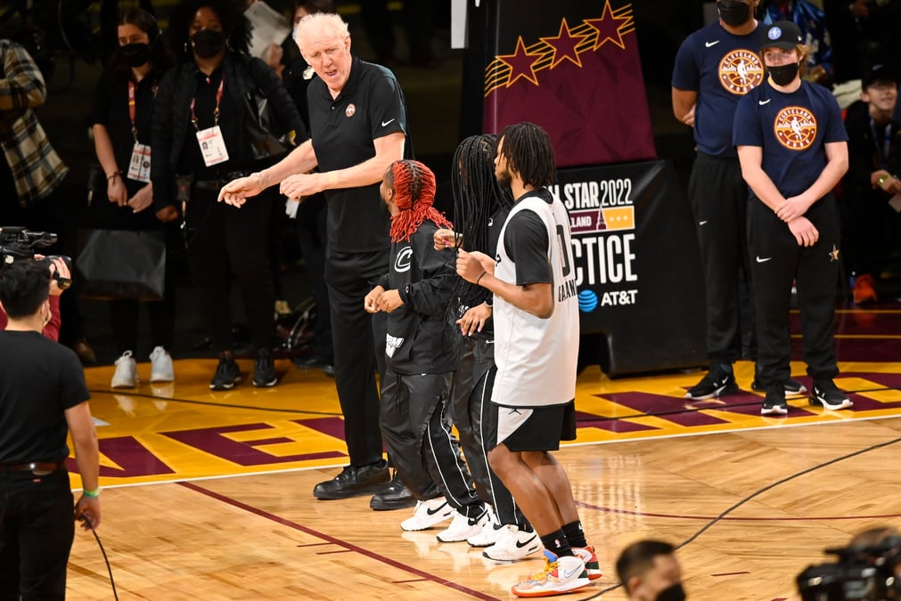 L'ancien joueur de la nba bill walton danse avec le gardien des cavaliers de cleveland