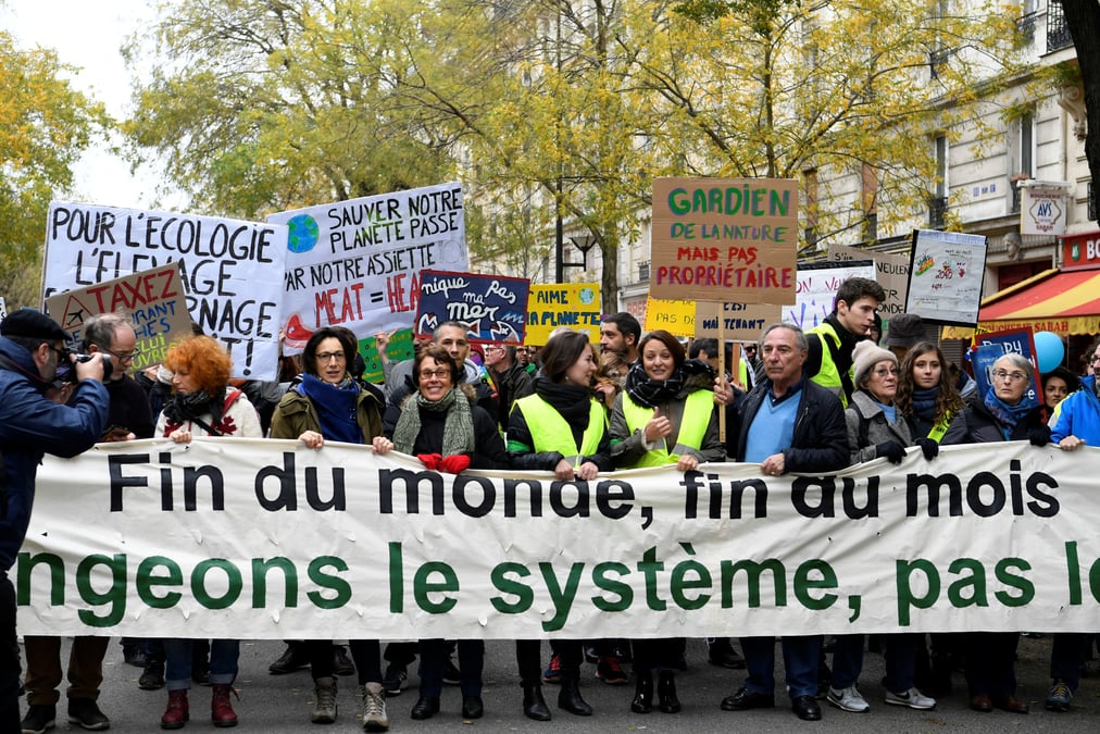 Plus d'un millier de "gilets verts" marchent pour le climat