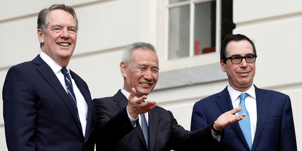 Liu He (au centre), en présence de Robert Lighthizer (à g.) et de Steve Mnuchin (à dr.). Le principal négociateur chinois Liu He a salué samedi "un progrès substantiel" dans la recherche de l'accord.