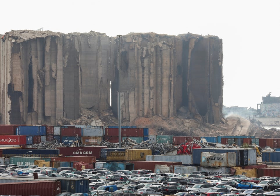 Une partie des silos du port de beyrouth s'effondre