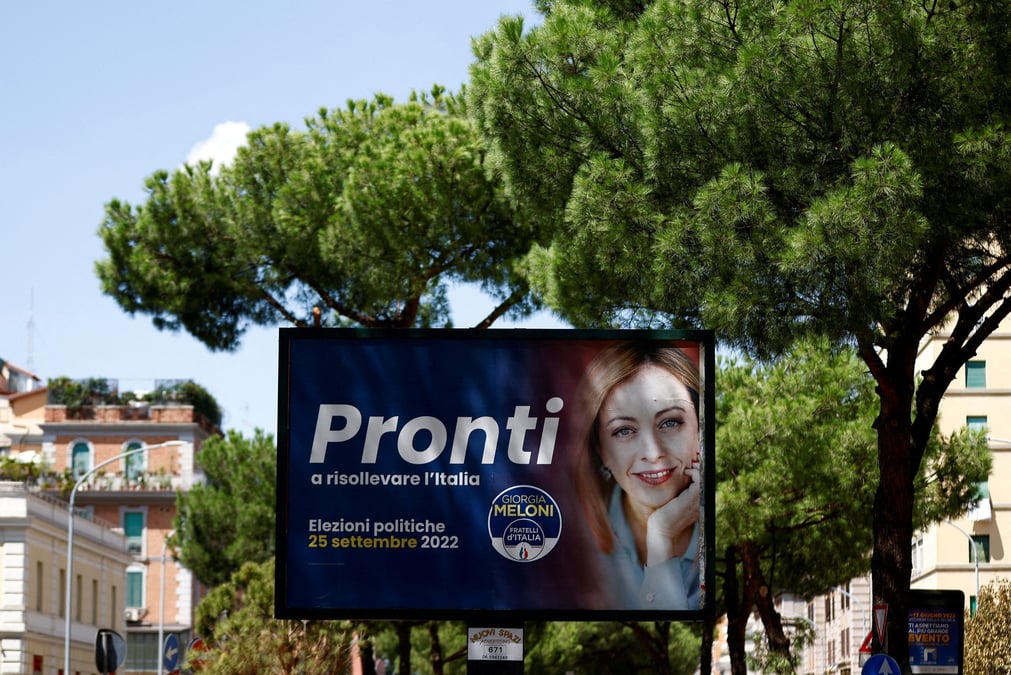 Une affiche de campagne electorale de giorgia meloni, leader du parti d'extreme droite freres d'italie, a rome