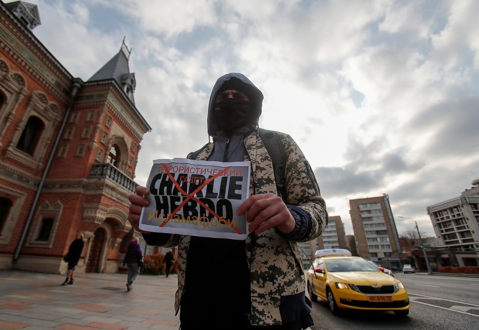 Un participant tient une pancarte lors d'une manifestation contre l'hebdomadaire satirique francais charlie hebdo a moscou