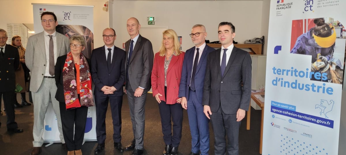 Jean-Baptiste Gueusquin, Directeur du programme Territoires d'Industrie, Marie-Guite Dufay, présidente de région BFC, Sébastien Martin, président des intercommunalités de France, Roland Lescure, ministre en charge de l’industrie, Dominique Faure, ministre en charge des collectivités territoriales, Christophe Bouillon, président de l’ANCT, et Louis Margueritte, député et Président de Renaissance Saône et Loire.