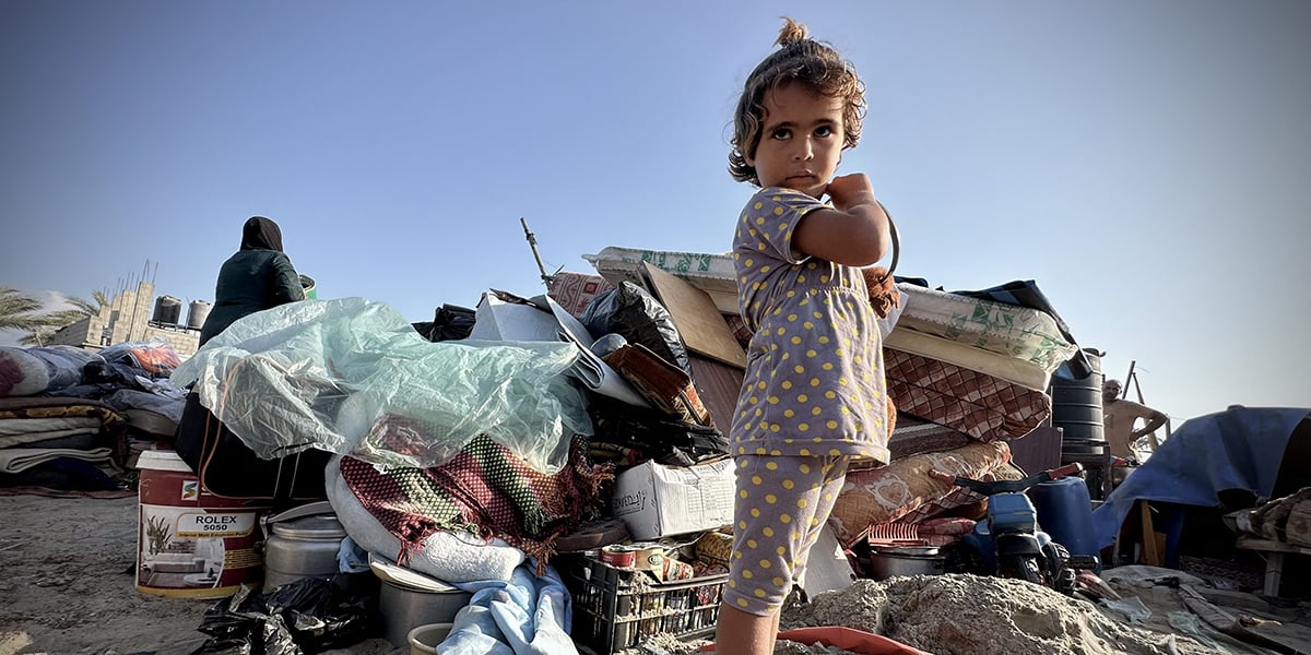 Enfant palestinienne sur un campement dévasté à Khan Younès, Gaza, le 10 septembre.