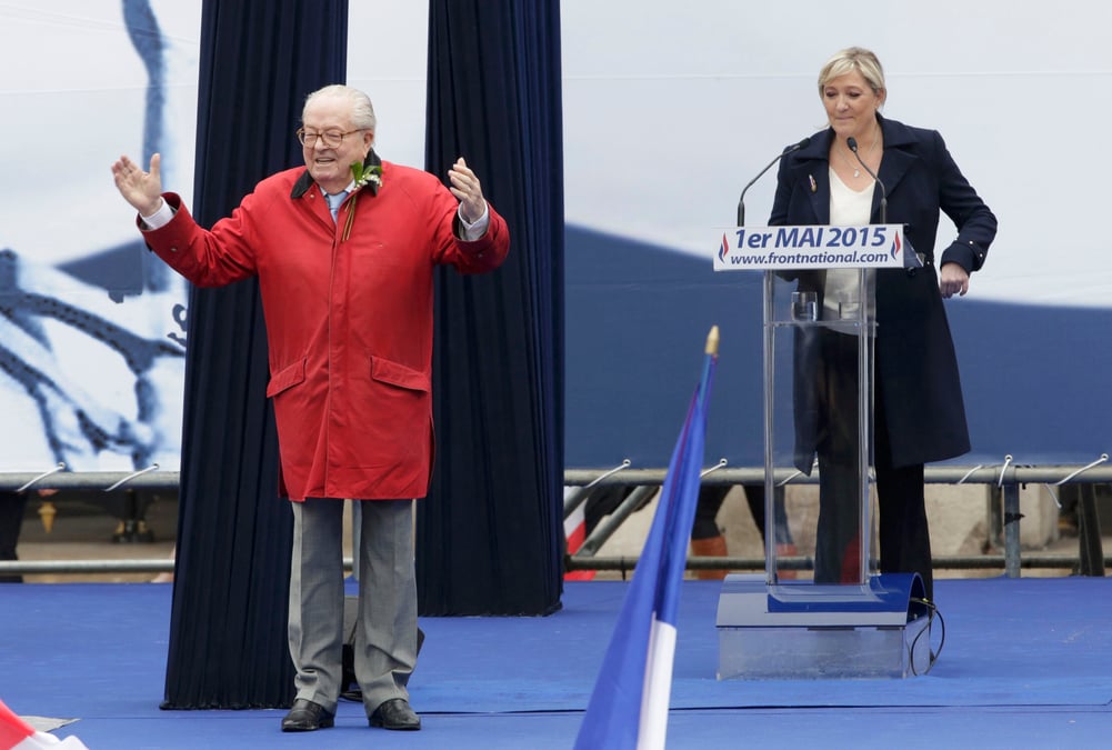 Jean-marie le pen s'invite a la tribune avant le discours de sa fille