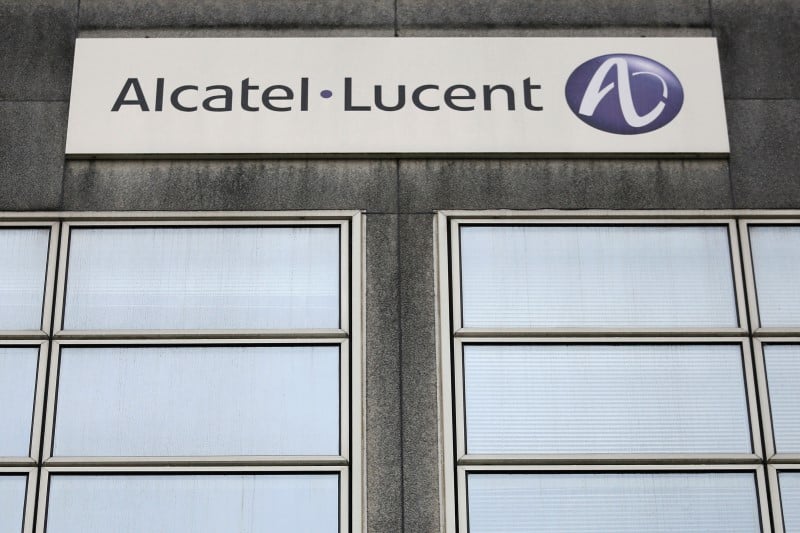Alcatel-lucent en tete des hausses du cac 40 a la mi-journee