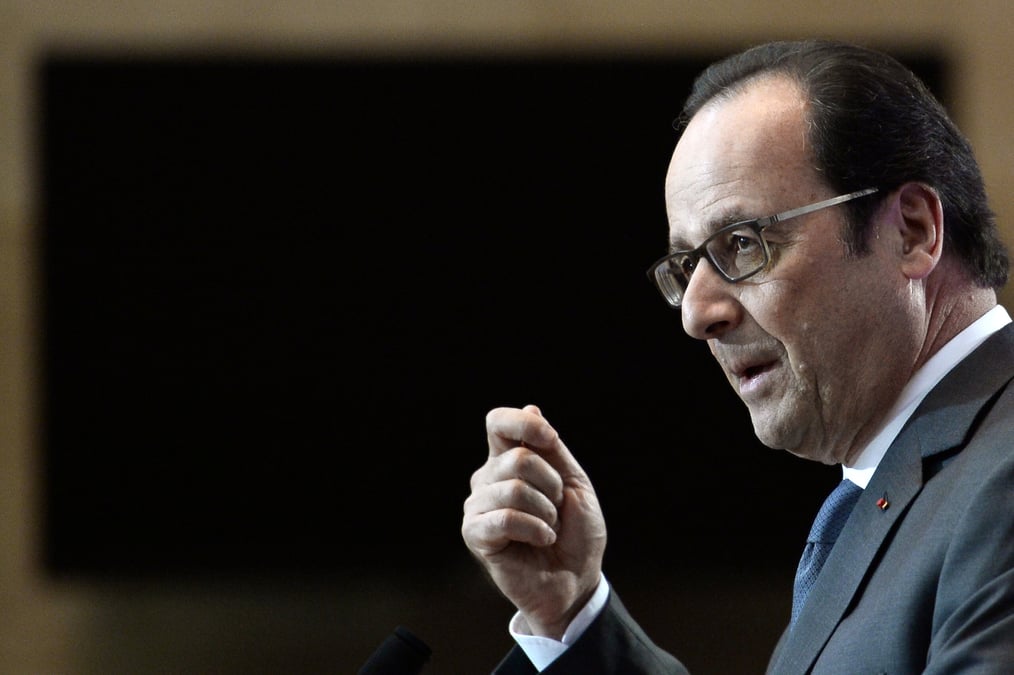 Hollande prone le long terme et le rassemblement
