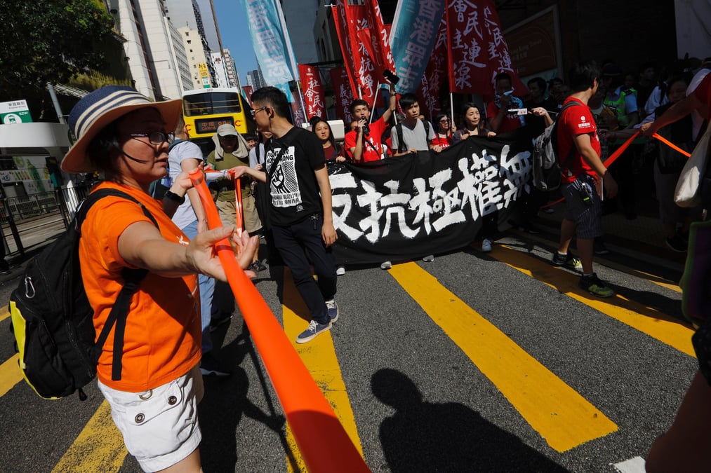 Manifestation a hong kong apres la condamnation de trois chefs de file de la contestation
