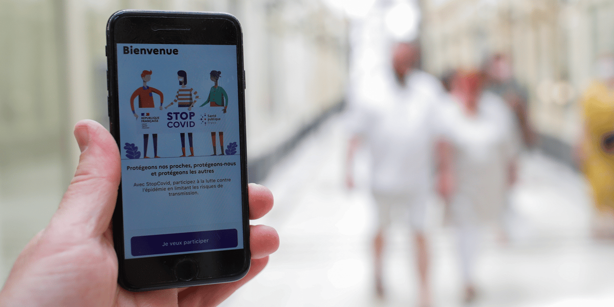 StopCovid devait permettre à ses utilisateurs d'être prévenus s'ils ont croisé récemment, à moins d'un mètre et pendant plus de 15 minutes, un autre utilisateur qui s'est découvert contaminé par le coronavirus.