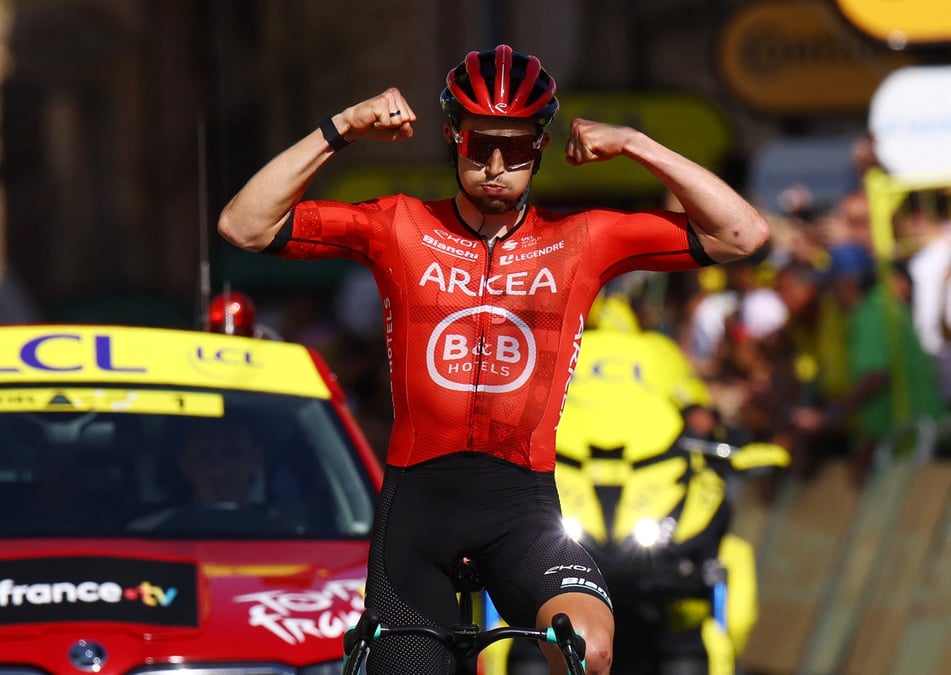 Kevin vauquelin d'arkea - b&b hotels fete sa victoire lors de la deuxieme etape du tour de france