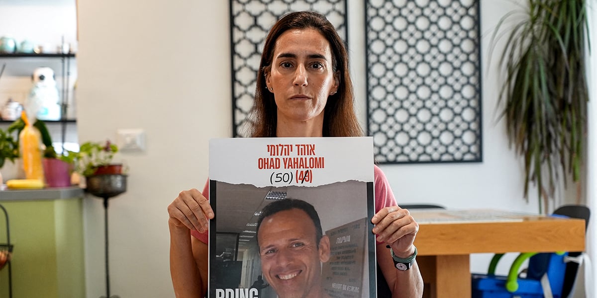 Batsheva Yahalomi avec une photo de son mari Ohad, un des deux Français toujours prisonniers du Hamas.