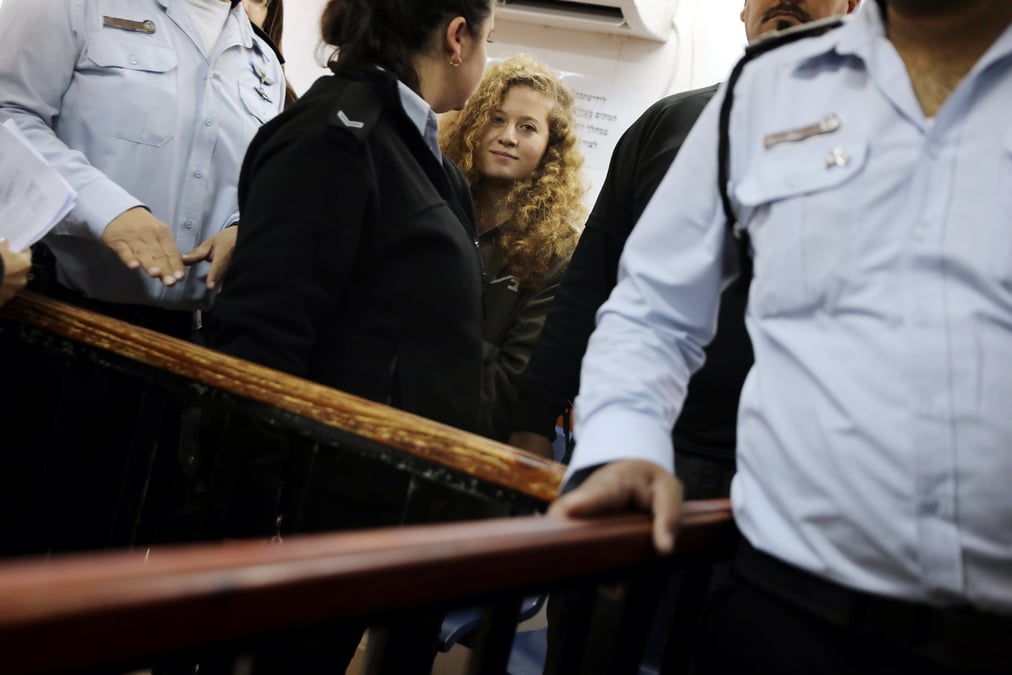 Une palestinienne de 17 ans jugee pour avoir frappe des soldats israeliens