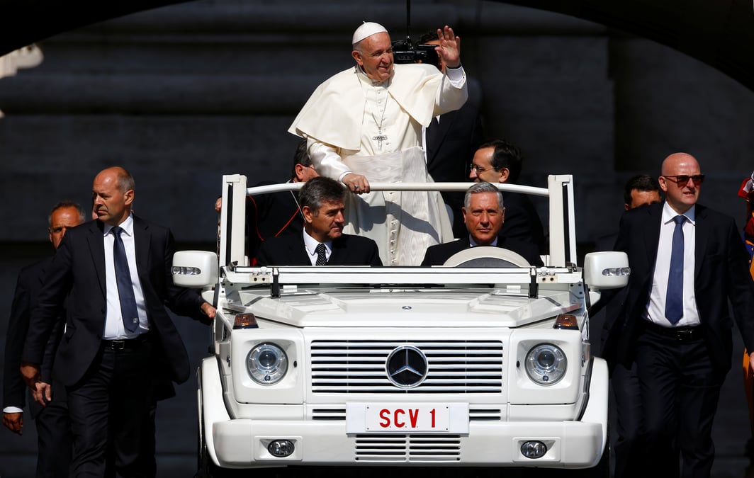 Le pape critique trump et l'europe sur l'immigration