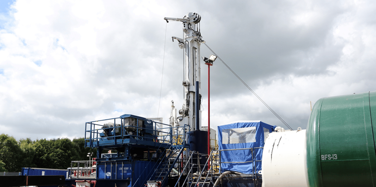 "Les travaux exploratoires visant à déterminer si le schiste peut être une nouvelle source d'énergie domestique au Royaume-Uni (...) ont désormais été suspendus - à moins que des preuves supplémentaires qu'il peut être acheminé en sécurité ici ne soient apportées", dit dans un communiqué le département des Affaires et de l'Energie.